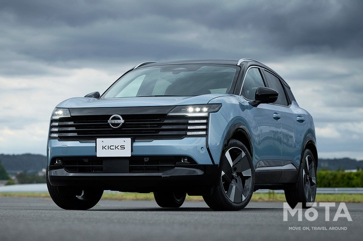 ［2/39］日産 新型キックス Gグレード 外観 フロント斜め：グロスブラックの塗装を多用し質感を高めたスタイリング