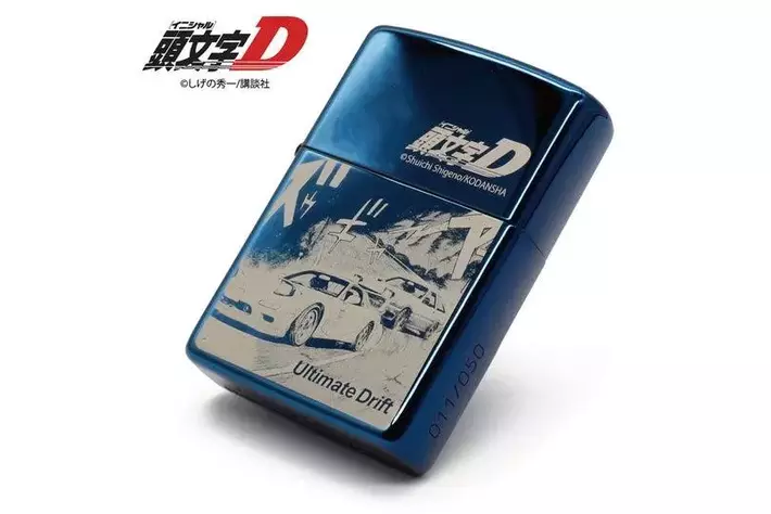 頭文字D』の世界観を楽しむ「特別仕様ZIPPO」ブルーチタン版、一般販売
