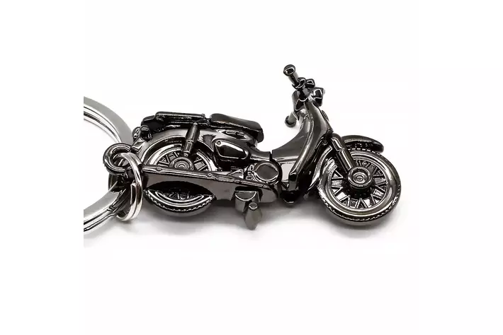 立体チャームでバイクを再現！「スーパーカブ キーチェーン BLACK
