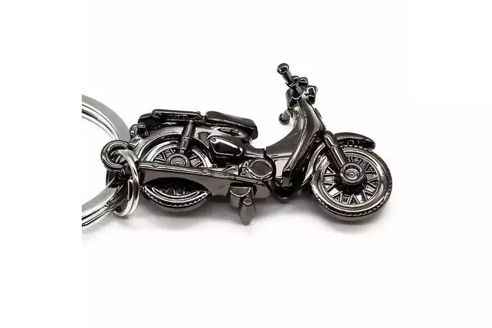 立体チャームでバイクを再現！「スーパーカブ キーチェーン BLACK