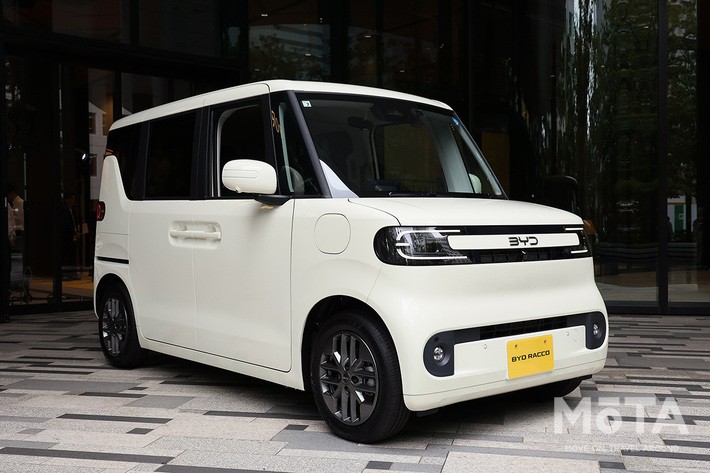 ［12/36］BYD 新型ラッコ 300Premium 外観 フロント斜め：明るく個性が際立つチーズイエロー