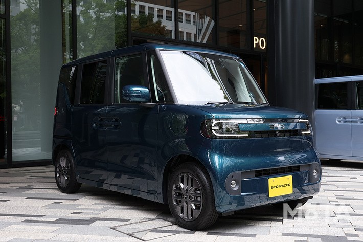 ［14/36］BYD 新型ラッコ 300Premium 外観 フロント斜め：落ち着いた雰囲気にまとまるミッドナイトグリーン