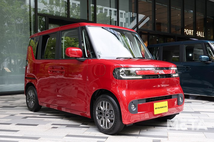 ［1/36］BYD 新型ラッコ 300Premium 外観 フロント斜め：ルビーレッドのボディと丸みを帯びた親しみやすい造形