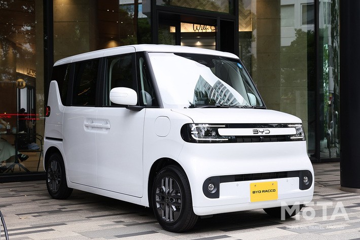 ［10/36］BYD 新型ラッコ 300Plus 外観 フロント斜め：アークティックホワイトをまとった中間グレード