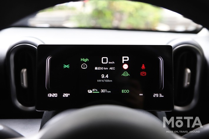 ［18/36］BYD 新型ラッコ 300Premium 内装 メーター：航続可能距離などを表示するデジタルメーター