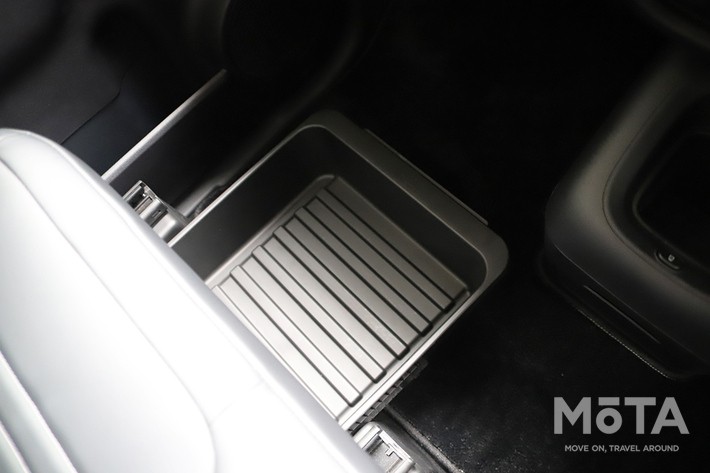 ［32/36］BYD 新型ラッコ 300Premium 内装 シート下収納ボックス：助手席下には靴などを収納できるボックスを用意