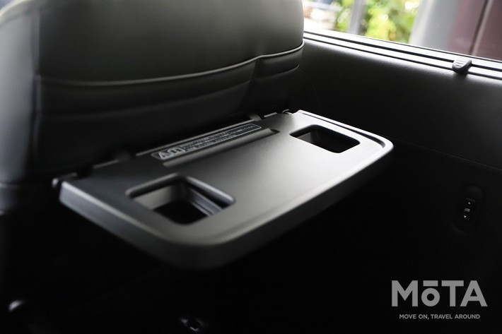 ［30/36］BYD 新型ラッコ 300Premium 内装 後席装備：前席背面に格納された折りたたみ式テーブル