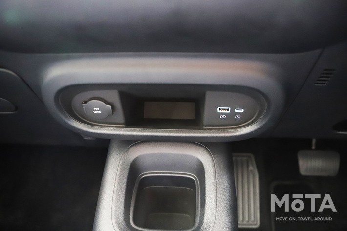 ［21/36］BYD 新型ラッコ 300Premium 内装 収納：センター下部に用意された小物入れとUSBポート