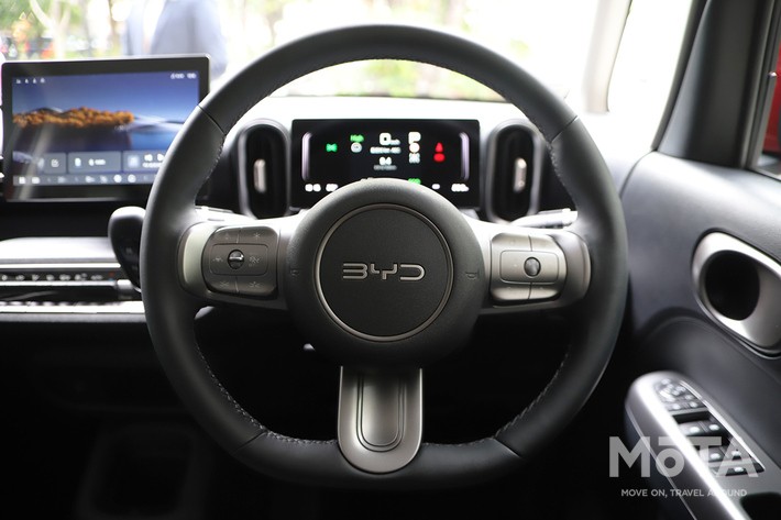 ［17/36］BYD 新型ラッコ 300Premium 内装 運転席まわり：物理スイッチを備えたステアリングと視認性の高いメーター
