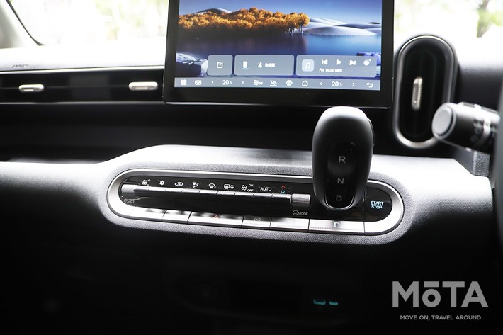 ［16/36］BYD 新型ラッコ 300Premium 内装 インパネ全景：物理スイッチのエアコン操作パネルやコラムシフトを備える
