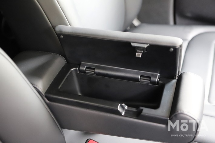 ［31/36］BYD 新型ラッコ 300Premium 内装 アームレスト収納ボックス：サングラスなどの小物を収納可能