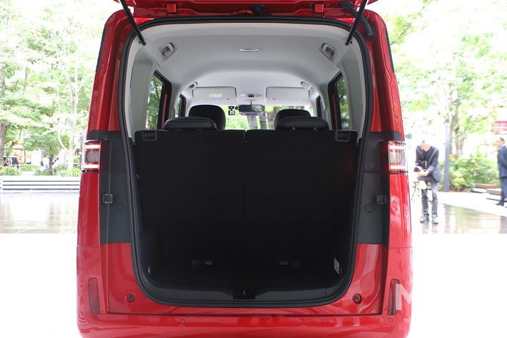 ［34/36］BYD 新型ラッコ 300Premium 内装 荷室：リアゲートを大きく開いたラゲッジスペース