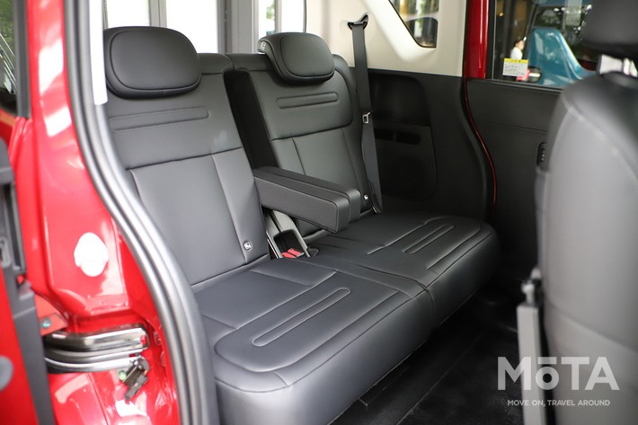 ［23/36］BYD 新型ラッコ 300Premium 内装 リアシート：大人がゆったり座れる後席（ブラック仕様）