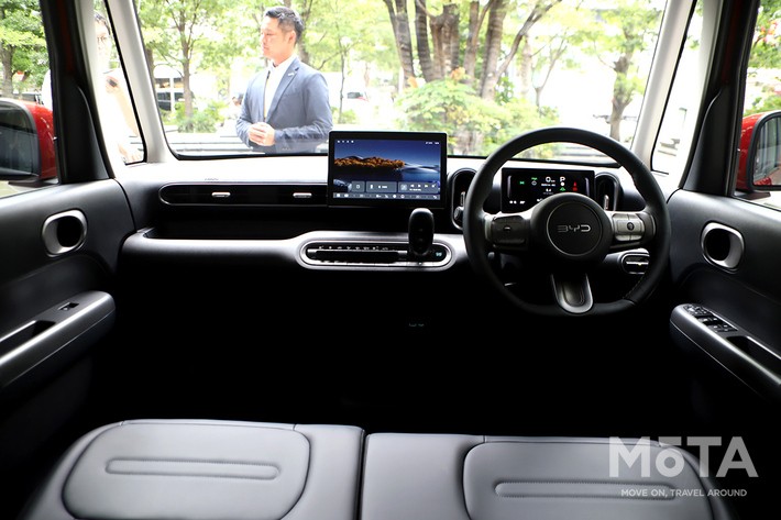 ［15/36］BYD 新型ラッコ 300Premium 内装 インパネ全景：運転席側から見渡す水平基調のダッシュボード
