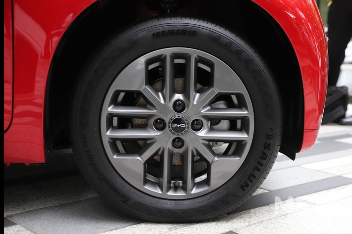 ［5/36］BYD 新型ラッコ 300Premium 外観 ホイール：足元を引き締める専用アルミホイール