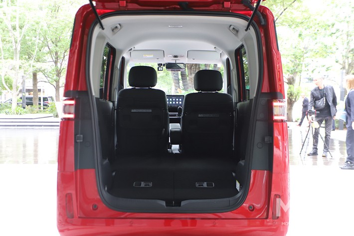 ［35/36］BYD 新型ラッコ 300Premium 内装 荷室：後席を前に倒して広げたフラットな積載空間