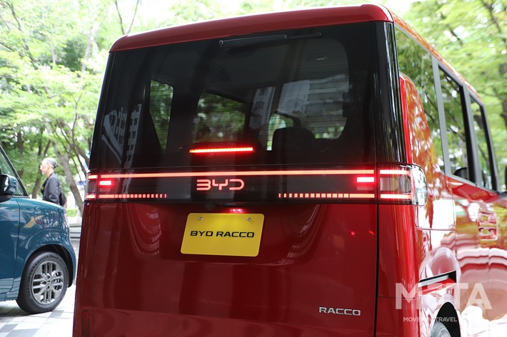 ［7/36］BYD 新型ラッコ 300Premium 外観 テールランプ：左右をつなぐ一文字パターンで点灯する灯火類