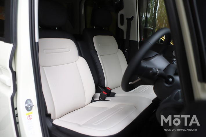 ［24/36］BYD 新型ラッコ 300Premium 内装 フロントシート：ブラック＆ベージュの明るい2トーン内装