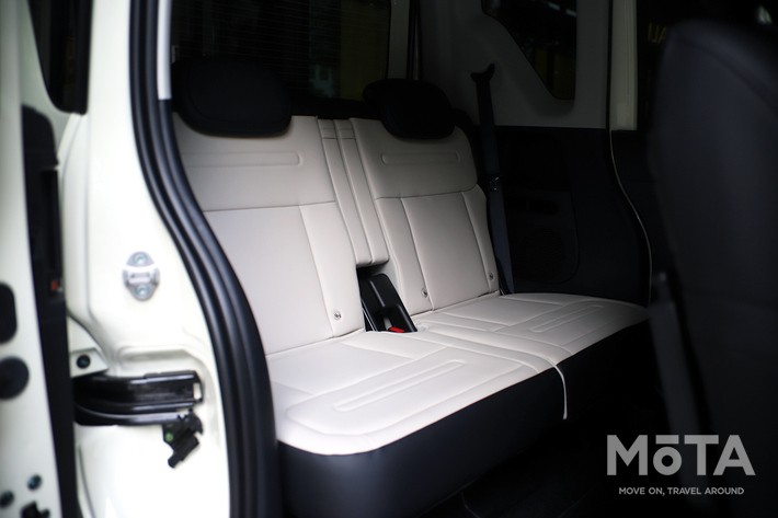 ［25/36］BYD 新型ラッコ 300Premium 内装 リアシート：ベージュの座面で広く感じられる後席
