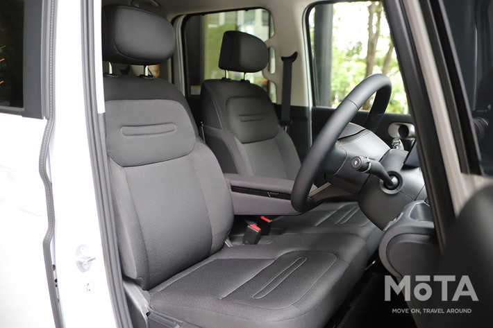 ［27/36］BYD 新型ラッコ 300Plus 内装 フロントシート：防水特製の高級ファブリックでまとめた前席まわり