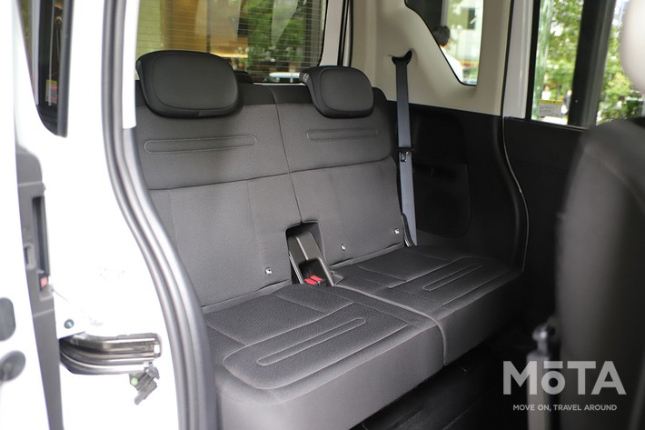 ［28/36］BYD 新型ラッコ 300Plus 内装 リアシート：シンプルな造形で仕上げられた後席