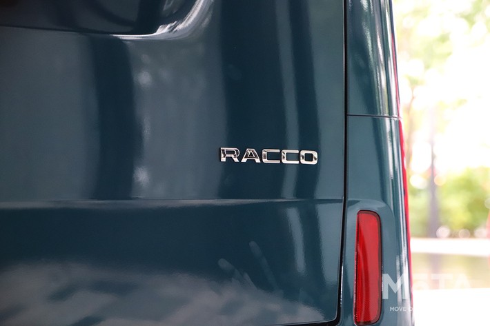 ［8/36］BYD 新型ラッコ 300Premium 外観 リアエンブレム：バックドアに配された「RACCO」のロゴ