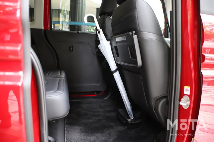 ［33/36］BYD 新型ラッコ 300Premium 内装 アンブレラホルダー：濡れた傘をそのまま収納できる