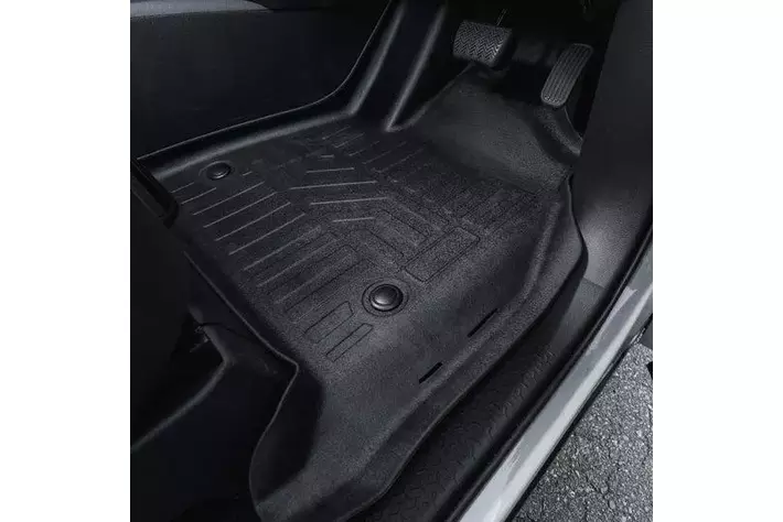 新発売】「純正マットの下に敷く」新発想の車種専用マット。砂や泥を