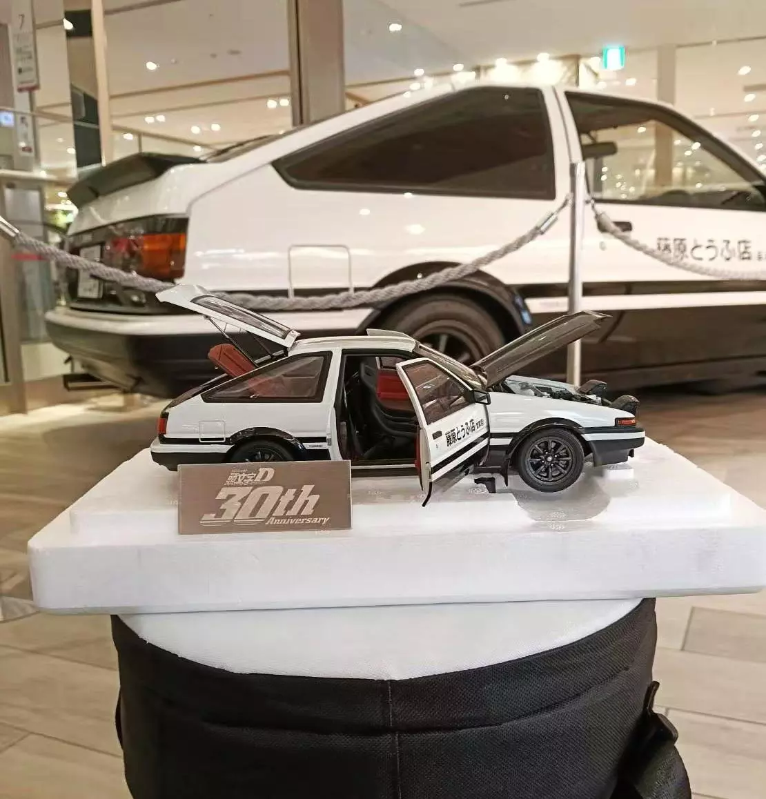 頭文字D』のAE86、実車と1/18スケールモデルが「高崎」に集結