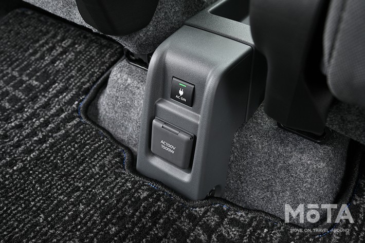 ［23/28］スズキ 新型eスカイ（プロトタイプ） 内装 AC電源コンセント：後席足元に備わる100V／1500Wの電源