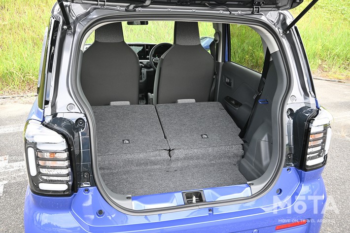 ［26/28］スズキ 新型eスカイ（プロトタイプ） 内装 荷室：後席を左右とも倒してフラットに近い床面を作り出した状態