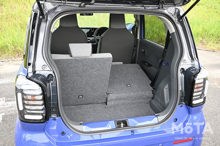 ［25/28］スズキ 新型eスカイ（プロトタイプ） 内装 荷室：後席を片側だけ倒して長尺物と乗員を両立させた状態
