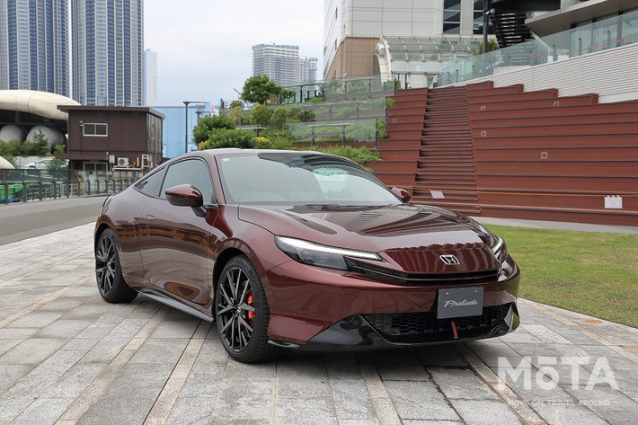 ［6/67］ホンダ プレリュード 2027 Limited Edition 外観 フロントビュー：右前方から見た、抑揚のあるボンネット面に映り込む光