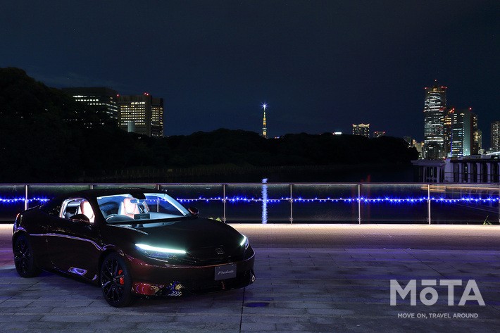 ［14/67］ホンダ プレリュード 2027 Limited Edition 外観 フロントビュー：東京タワーを背景に、横一文字のライトが夜に映えるフロントマスク