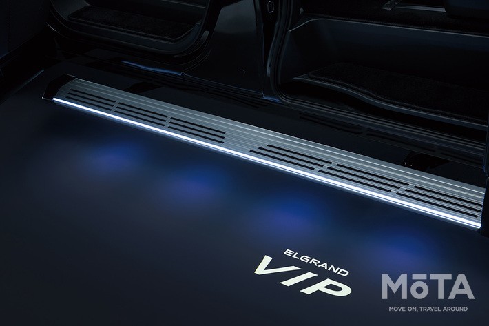 新型エルグランド「VIP e-4ORCE」のウェルカムイルミネーション