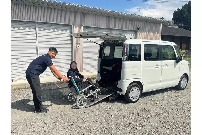 送迎車が車検・修理中でも、利用者さんの送迎を止めない。大分県の福祉用具事業者ナガヨシのグループ会社が、介護施設・事業所向けに「福祉車両レンタカー」を開始