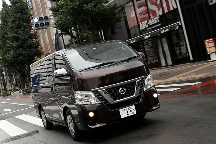 日産 新型NV350キャラバン　走行イメージ（東京 新宿エリア）