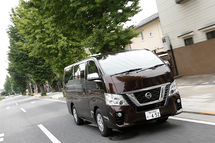 日産 新型NV350キャラバン　走行イメージ（国道20号／甲州街道）