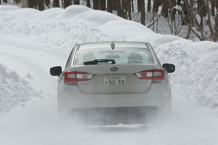 ダンロップ WINTER MAXX 02を履いたスバル インプレッサで郊外の雪道をドライブ