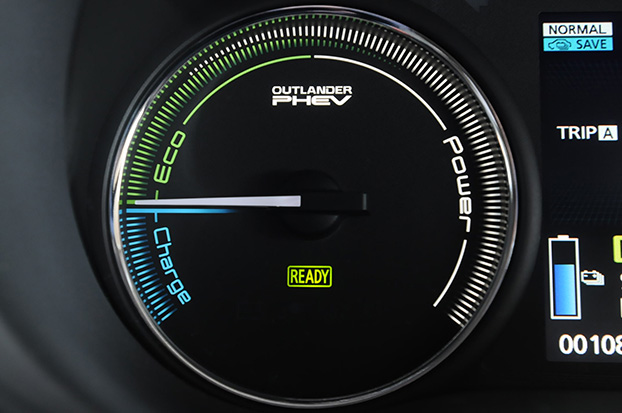 三菱アウトランダーPHEVのメーターには、ガソリン車のタコメーターに換わり、パワーメーターが表示される。アクセルを踏むと針が右に動く仕組みだ。針を「Eco」ゾーン内に保って運転すれば、より長い距離の走行が可能となる。下の「Charge」ゾーンは、減速時の回生充電を示す。