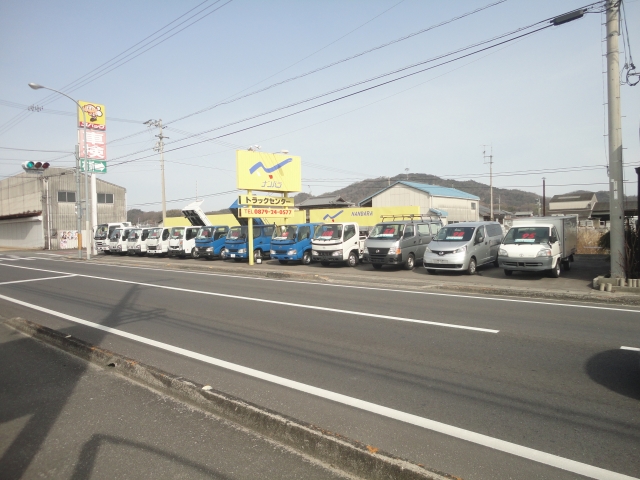 当店では軽自動車（届出済未使用車）をはじめ、普通乗用・トラック（特装車）外車まで各メーカー新車・中古車問わず、幅広く販売しています。
