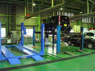 ☆サービス工場です。いつも笑顔でお客様の大切なお車をメンテナンスいたします。