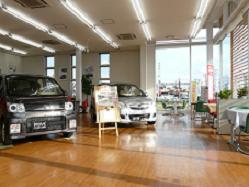 もちろんショールーム内にもピカピカの展示車をご用意しております。ショールーム内の車種は営業スタッフのオススメになります！