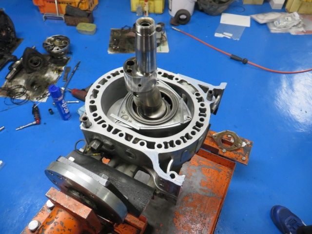 最近、個人売買で購入のお客様が増えていますが、そんな方にも朗報です。個人買で購入されたお客様に特典で１２ヶ月点検整備、オイル交換、エレメント交換パックで９，８００円（税別）でメンテナンスを承ります。