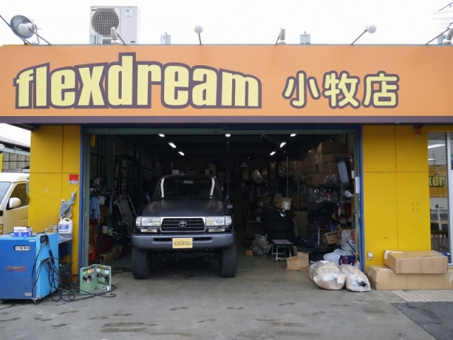 ２柱リフト付きのピットも完備！中古車の販売はもちろん、ご購入後のカスタムやメンテナンス、車検などもお気軽にご相談ください♪♪