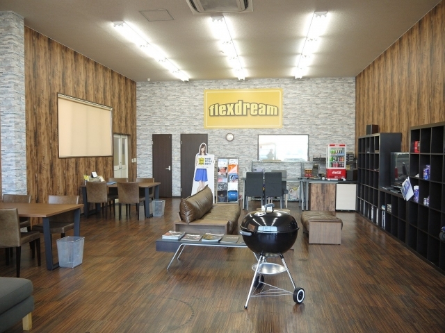 広～い商談ルームにはソファーや大型モニターも設置。夏は冷たいお飲物、冬は暖かいお飲物、ちょっとしたお菓子もご用意してお待ちしております♪♪