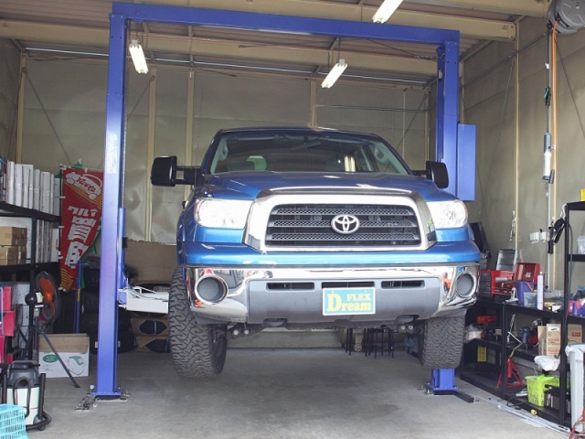USトヨタのタンドラも楽々上がる大型2柱リフトも完備！お車探しはもちろん、その後のメンテナンス・車検・カスタムなど何でもご相談ください！！USトヨタ専用テスターもご用意しておりますので修理もお任せ！