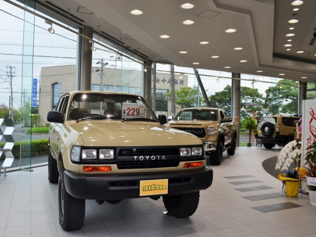 3階建て大型ショールーム完備のランクル専門店です。外の展示場はもちろん、室内展示場も完備しております！