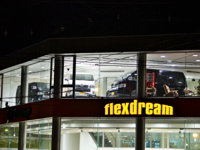 3階建て大型ショールームの3階部分がにハイエースを展示しております。（ランクル・USトヨタ併設店舗です）外の景色を眺めながらハイエースについて語り合いましょう♪