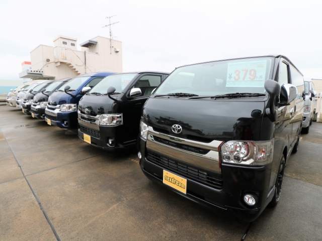 ハイエースは新車カスタムコンプリートから厳選中古車両まで豊富に取り揃えております。イチから作る新規カスタムオーダーも受け付けておりますので是非お気軽に足をお運びください♪